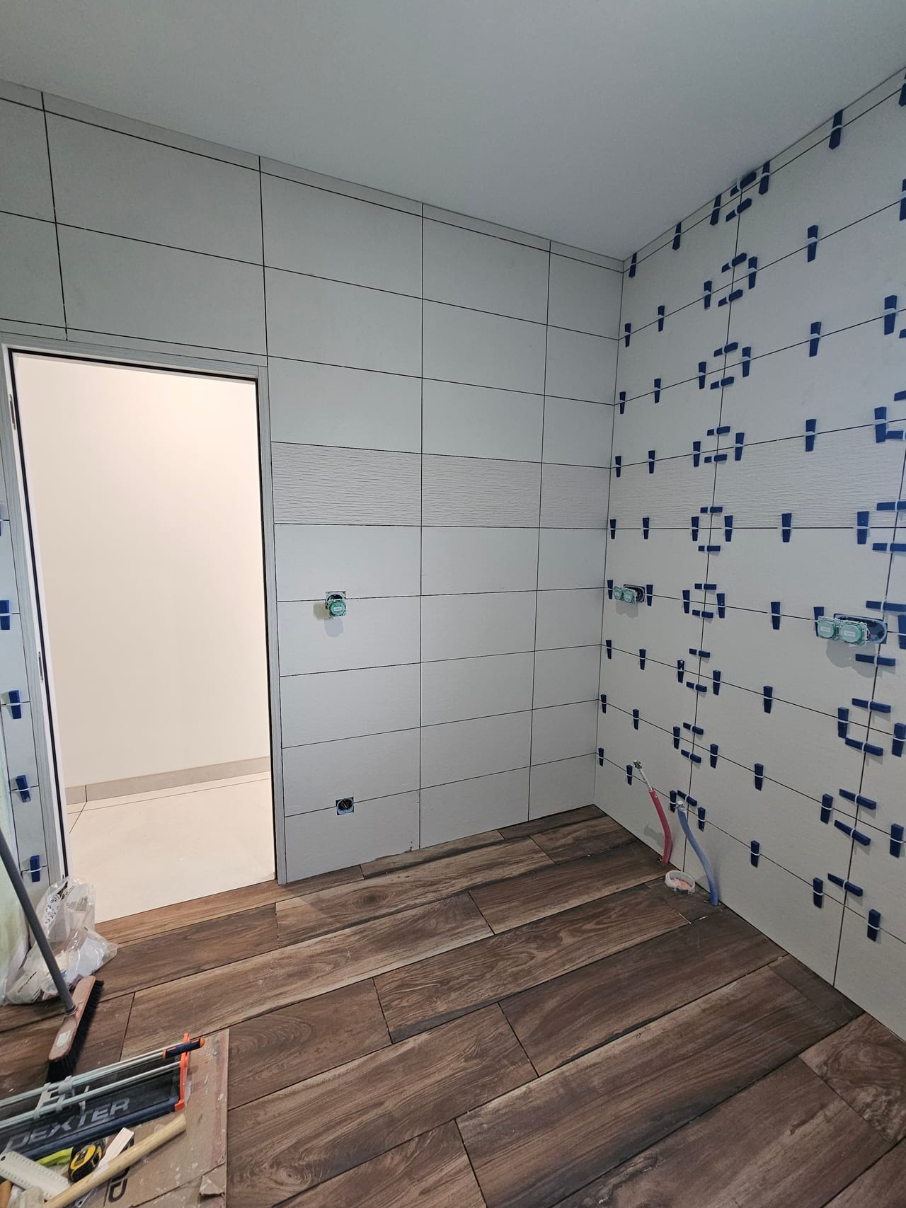 Carreaux blancs avec cales et sol imitation bois
